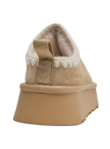 Calzado sintético beige para mujer, ideal para días fríos con forro de chiporro.
