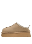 Calzado casual para mujer en beige, ideal para combinar con jeans o vestidos sueltos.