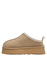 Calzado casual para mujer en beige, ideal para combinar con jeans o vestidos sueltos.