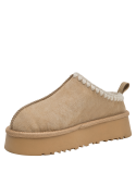 Pantuflas beige mujer estilo casual para uso diario con diseño cómodo y elegante.