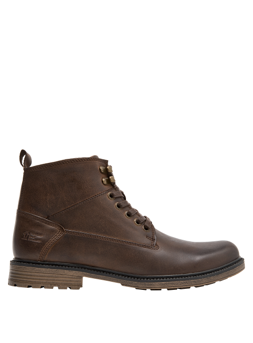 Botín outdoor de cuero en color moro, diseño duradero, recomendado para actividades casuales de hombre.