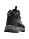 Botín outdoor negro para hombre, diseño funcional, recomendado para exploraciones diarias.