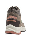 Calzado outdoor taupe para mujer, perfecto para actividades diarias.