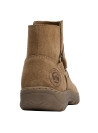 Botín mujer color camel, diseño casual en cuero, perfecto para combinar con jeans y suéteres.