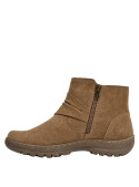 Botín mujer en color camel, material cuero, ideal para un look casual en salidas informales.
