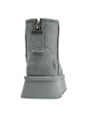 Calzado cómodo gris para mujer, estilo casual, perfecto para uso diario en interiores.