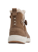 Calzado sintético para niña, color camel, perfecto para exploraciones urbanas.