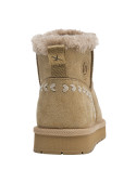 Pantufla sintética camel para mujer, cómoda y acogedora, recomendada para momentos de relax.