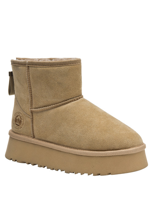 Pantuflas sintéticas camel, estilo casual, ideales para combinar con zapatillas deportivas.