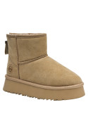 Pantuflas sintéticas camel, estilo casual, ideales para combinar con zapatillas deportivas.