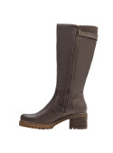 Botas de cuero café para mujer, diseño rústico, perfectas para combinar con jeans ajustados.
