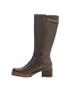 Botas de cuero café para mujer, diseño rústico, perfectas para combinar con jeans ajustados.