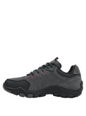 Calzado sintético gris para hombre, estilo outdoor, cómodo para días activos en la naturaleza.