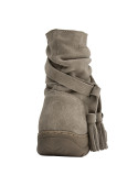 Botín de mujer en color taupe, diseño versátil, perfecto para looks relajados.