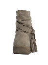 Botín de mujer en color taupe, diseño versátil, perfecto para looks relajados.
