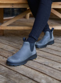 Botines Chelsea grises de cuero para mujer, ideales para actividades al aire libre.