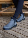 Botines Chelsea grises de cuero para mujer, ideales para actividades al aire libre.