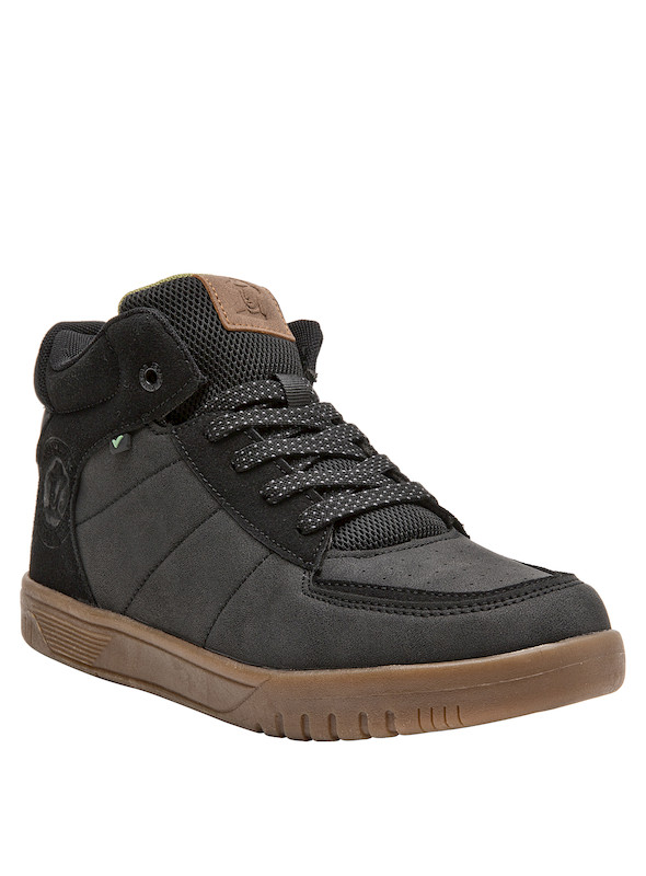 Zapatilla negra de material sintético para niño, diseño versátil que combina con jeans o shorts para un día activo.