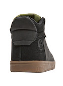 Zapatilla urbana para niño en color negro, confeccionada en material sintético con acabados cuidadosos y suaves.