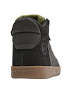 Zapatilla urbana para niño en color negro, confeccionada en material sintético con acabados cuidadosos y suaves.