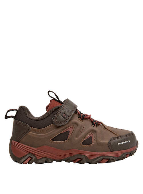 Zapatilla para niño en color café, ideal para actividades al aire libre, con taco plano que asegura seguridad y confort.