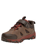 Zapatilla café para niño, estilo outdoor, ideal para aventuras al aire libre, material sintético resistente.