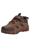 Zapatilla café para niño, estilo outdoor, ideal para aventuras al aire libre, material sintético resistente.