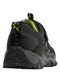 Zapatilla de niño en color negro, puntera redonda y taco plano de 5 cm para mayor comodidad.