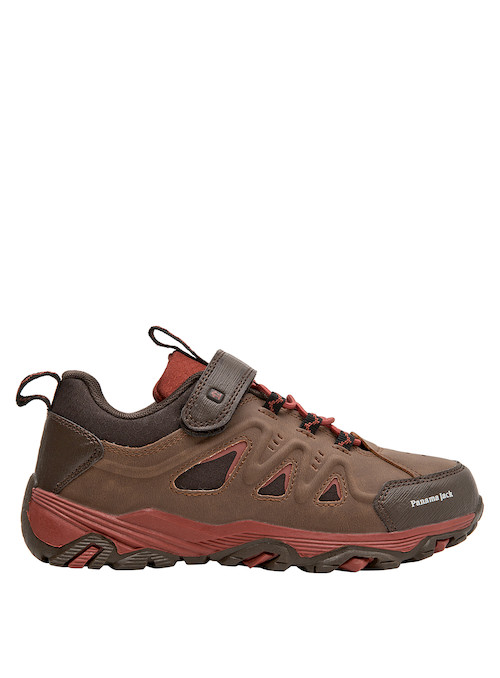 Zapatilla para niño en color café, con taco plano de 5 cm, ideal para un look práctico y funcional.