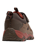 Zapatilla para niño en color café, perfecta para aventuras al aire libre, con punta redonda que brinda protección.