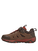 Zapatilla de estilo outdoor para niño en color café, combina texturas sintéticas que ofrecen confort y estabilidad.