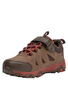 Zapatilla sintética café para niño, ideal para actividades outdoor con diseño robusto y detalles en tonos tierra.