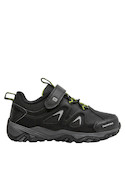 Zapatilla negra para niño con diseño versátil, adecuada para combinar con outfits casuales o deportivos.