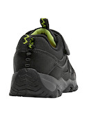 Zapatilla de punta redonda en negro, diseñada para libertad de movimiento en actividades outdoor.