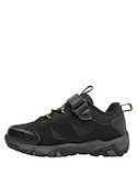 Zapatilla sintética negra para niño con taco plano de 5 cm, perfecta para comodidad y resistencia.