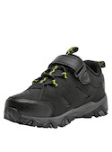 Zapatilla negra para niño estilo outdoor con detalles en verde, ideal para aventuras al aire libre.
