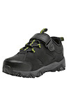 Zapatilla negra para niño estilo outdoor con detalles en verde, ideal para aventuras al aire libre.