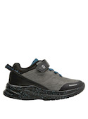 Zapatilla gris con punta redonda, permite libertad de movimiento para pequeños aventureros.