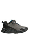 Zapatilla gris con punta redonda, permite libertad de movimiento para pequeños aventureros.