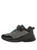 Zapatilla gris con detalles en azul en los cordones, perfecta para actividades cotidianas.