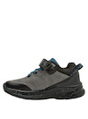 Zapatilla gris con detalles en azul en los cordones, perfecta para actividades cotidianas.