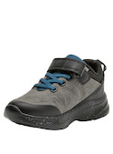 Zapatilla gris para niño de estilo outdoor, material sintético, ideal para exploraciones al aire libre.