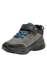Zapatilla gris para niño de estilo outdoor, material sintético, ideal para exploraciones al aire libre.