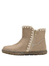 Botín beige con punta redonda y taco plano de 2 cm, cómodo para exploraciones diarias.