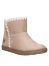 Botín de diseño atemporal en beige, ideal para explorar con comodidad y estilo.