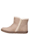 Botín beige con taco plano de 2 cm, perfecto para un look auténtico y cómodo.