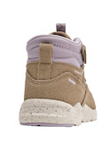 Botín sintético para niña en color camel, versátil para combinar con ropa casual.