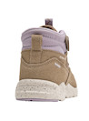 Botín sintético para niña en color camel, versátil para combinar con ropa casual.