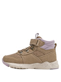 Botín camel con taco plano de 2.5 cm, perfecto para comodidad en cada paso.
