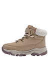 Botín beige con puntera redonda, ideal para aventuras al aire libre.
